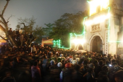 Biển người chen nhau “cướp” lộc sau thời khắc khai ấn đền Trần - 1