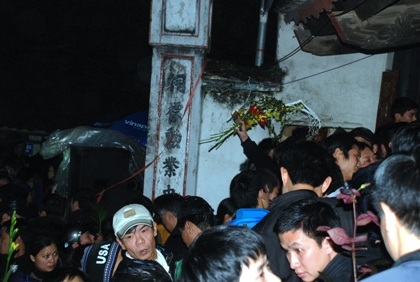 Biển người chen nhau “cướp” lộc sau thời khắc khai ấn đền Trần - 7