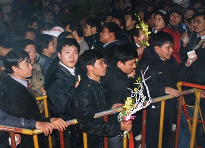 Biển người chen nhau “cướp” lộc sau thời khắc khai ấn đền Trần - 10