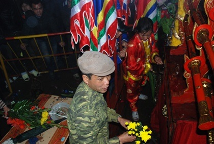 Biển người chen nhau “cướp” lộc sau thời khắc khai ấn đền Trần - 5