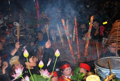 Biển người chen nhau “cướp” lộc sau thời khắc khai ấn đền Trần - 8