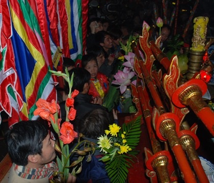 Biển người chen nhau “cướp” lộc sau thời khắc khai ấn đền Trần - 6