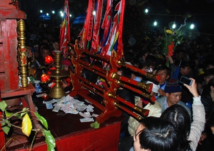 Biển người chen nhau “cướp” lộc sau thời khắc khai ấn đền Trần - 9