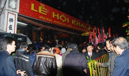 Biển người chen nhau “cướp” lộc sau thời khắc khai ấn đền Trần - 2