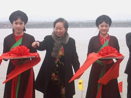 Phó Chủ tịch nước dâng hương tại đền Kinh Dương Vương - 2