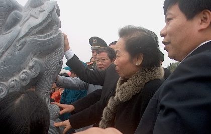 Phó Chủ tịch nước dâng hương tại đền Kinh Dương Vương - 3