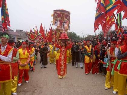 Phó Chủ tịch nước dâng hương tại đền Kinh Dương Vương - 1