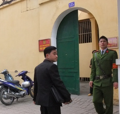 Luật sư tiếp xúc ông Đoàn Văn Vươn trong trại tạm giam - 3 Luật sư tiếp xúc ông Đoàn Văn Vươn trong trại tạm giam - 3