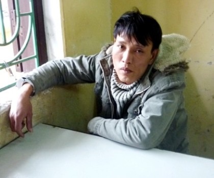 Con nghiện đâm kim tiêm dính máu vào chiến sĩ công an - 1