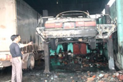 Xe Camry vừa vào gara đã bốc cháy dữ dội - 1 Xe Camry vừa vào gara đã bốc cháy dữ dội