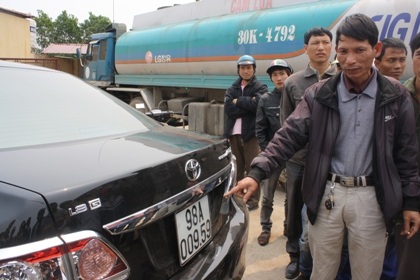 Hỗn loạn tại cây xăng vì nghi bán xăng bẩn gây cháy xe