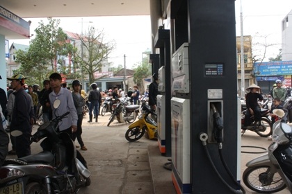 Hỗn loạn tại cây xăng vì nghi bán xăng bẩn gây cháy xe