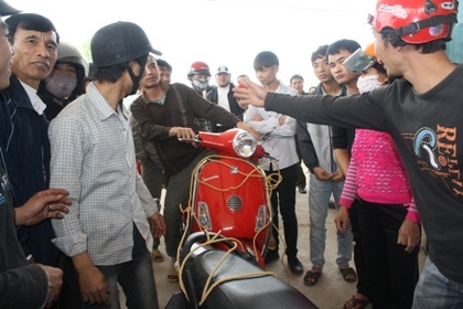 Hỗn loạn tại cây xăng vì nghi bán xăng bẩn gây cháy xe