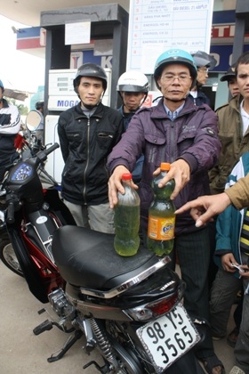 Hỗn loạn tại cây xăng vì nghi bán xăng bẩn gây cháy xe