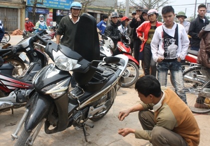 Hỗn loạn tại cây xăng vì nghi bán xăng bẩn gây cháy xe