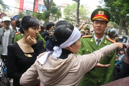 Những giây phút căng thẳng trong phiên xử Lê Văn Luyện 