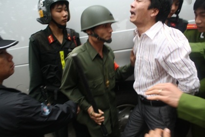 Những giây phút căng thẳng trong phiên xử Lê Văn Luyện 