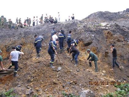 Vụ sạt lở bãi thải mỏ than: tích cực tìm kiếm 5 nạn nhân còn lại