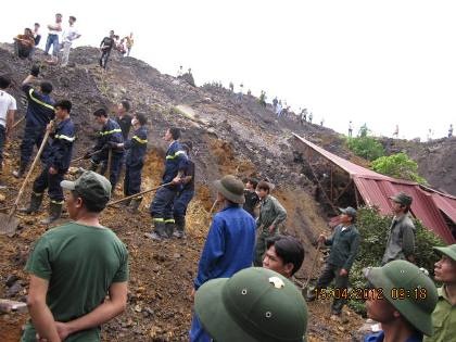 Vụ sạt lở bãi thải mỏ than: tích cực tìm kiếm 5 nạn nhân còn lại