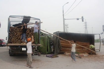 Xe tải húc container, 3 người nhập viện