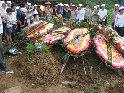 Thắt lòng đám tang mẹ con sản phụ tử vong bất thường tại bệnh viện