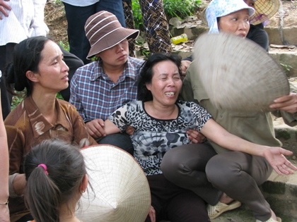 Thắt lòng đám tang mẹ con sản phụ tử vong bất thường tại bệnh viện