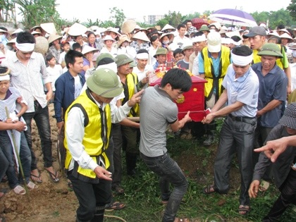 Thắt lòng đám tang mẹ con sản phụ tử vong bất thường tại bệnh viện
