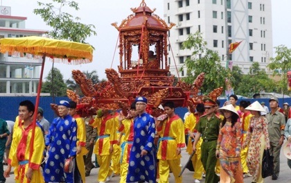 Khai hội đền Đức ông Trần Quốc Nghiễn đón Carnaval Hạ Long - 2