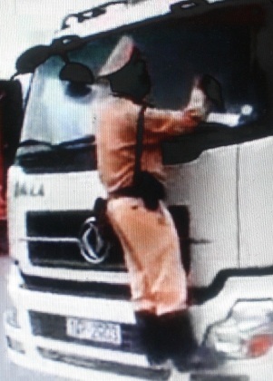 Xôn xao CSGT bám cần gạt nước đánh đu trước đầu xe tải 