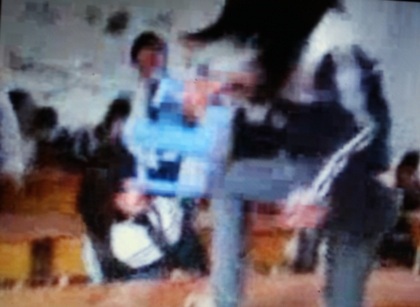 Nữ sinh cầm ghế đập bạn tơi bời, nam sinh thản nhiên quay clip