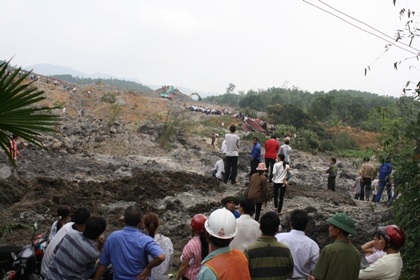 Vụ sạt lở bãi thải: Tuyệt vọng dõi theo từng guồng máy xúc