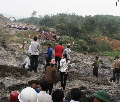 Núi phế thải đang có nguy cơ sạt lở tiếp