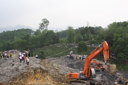 Vụ sạt lở bãi thải: Tuyệt vọng dõi theo từng guồng máy xúc