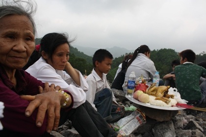 Vụ sạt lở bãi thải: Tuyệt vọng dõi theo từng guồng máy xúc