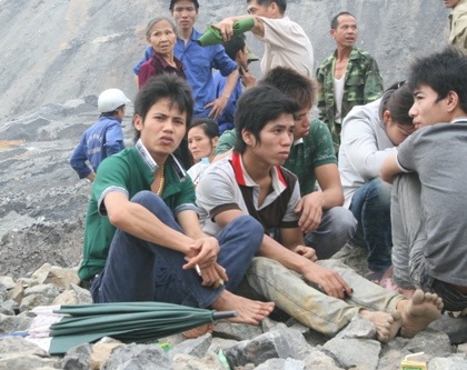 Vụ sạt lở bãi thải: Tuyệt vọng dõi theo từng guồng máy xúc