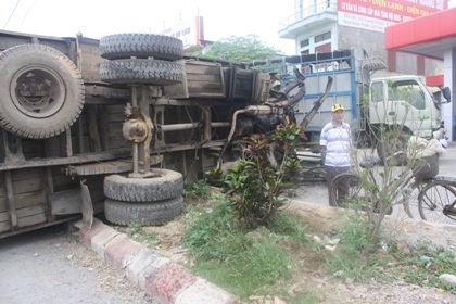 Xe tải húc container, 3 người nhập viện