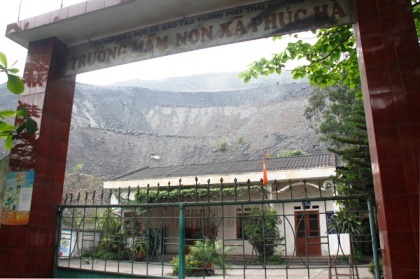 Thêm núi phế thải “tử thần” đe dọa cuộc sống hàng trăm hộ dân