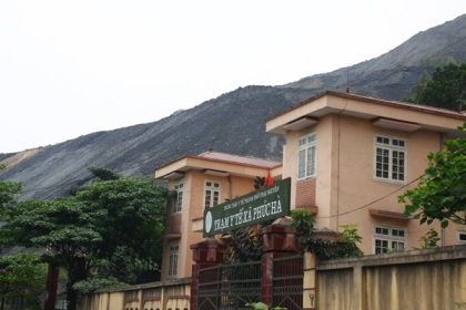 Thêm núi phế thải “tử thần” đe dọa cuộc sống hàng trăm hộ dân