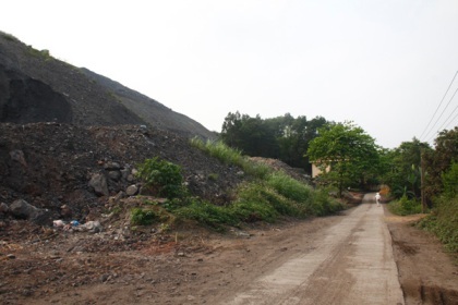 Thêm núi phế thải “tử thần” đe dọa cuộc sống hàng trăm hộ dân