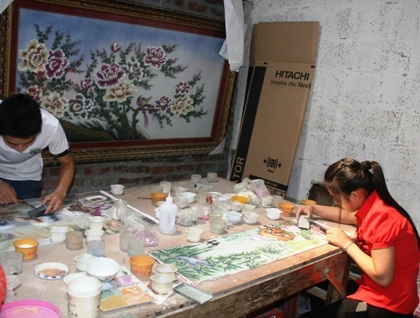 Về nơi người dân ngày đêm giã đá tìm ngọc