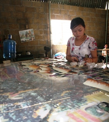 Về nơi người dân ngày đêm giã đá tìm ngọc