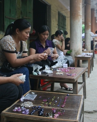 Về nơi người dân ngày đêm giã đá tìm ngọc