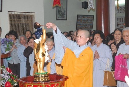 Háo hức đợi chờ nghi lễ tắm Phật mùa Phật Đản