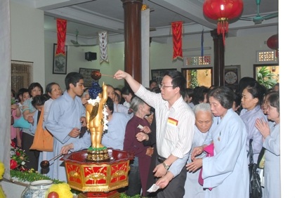 Háo hức đợi chờ nghi lễ tắm Phật mùa Phật Đản