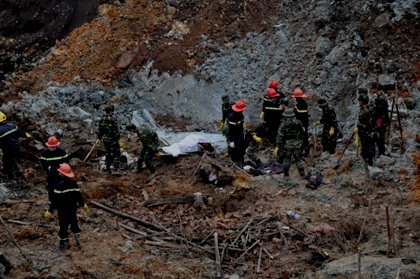 Đã tìm thấy 5 nạn nhân bị vùi lấp dưới bãi thải mỏ than