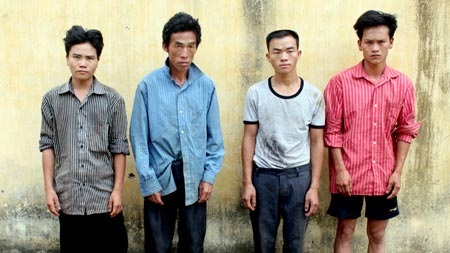 Giấu 2 bánh heroin trong thớt gỗ khoét rỗng - 1 Giấu 2 bánh heroin trong thớt gỗ khoét rỗng