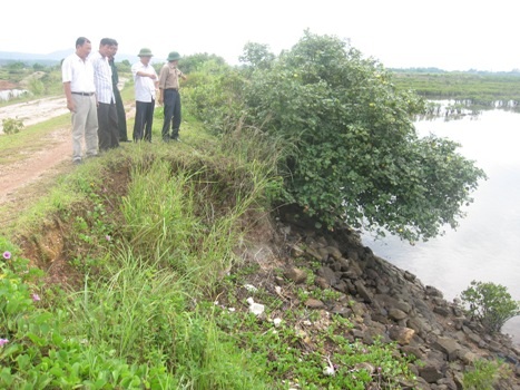 Bão "nhắm thẳng" Móng Cái, Hà Nội có nguy cơ ngập úng - 2 Lãnh đạo TP Móng Cái (Quảng Ninh) chỉ đạo công tác phòng chống bão tại những tuyến đê xung yếu.