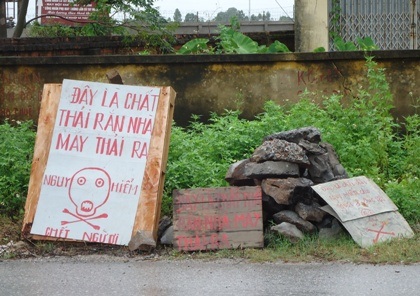 Chất thải rắn từ nhà máy chế biến quặng được người dân gắn thêm biển...Nguy hiểm chết người.