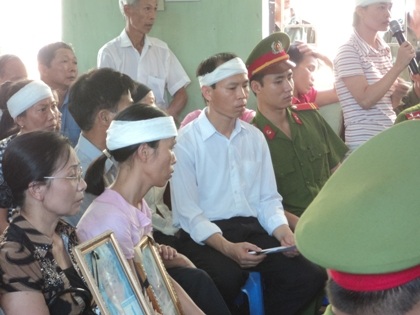 Anh Nguyễn Văn Quế (thứ 3 từ trái sang), chồng nạn nhân Nguyễn Thị Quỳnh thất thần tại phiên tòa.