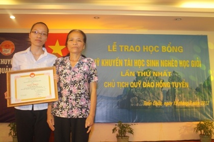 Em Thảo chụp ảnh cùng mẹ trong ngày nhận học bổng khuyến tài.